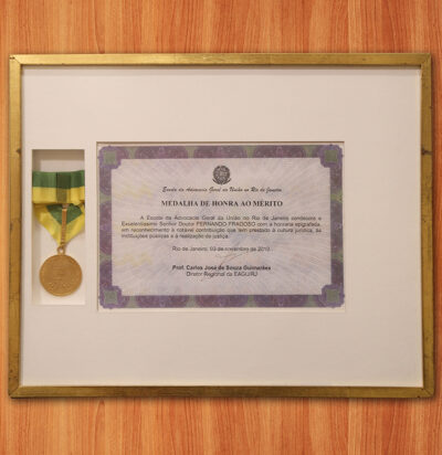 Medalha concedida a Fernando Fragoso pela Escola da Advocacia Geral da União